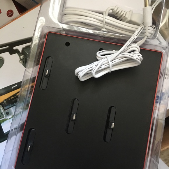 4 Port Charge Station for IPhone - Picture 3 of 4